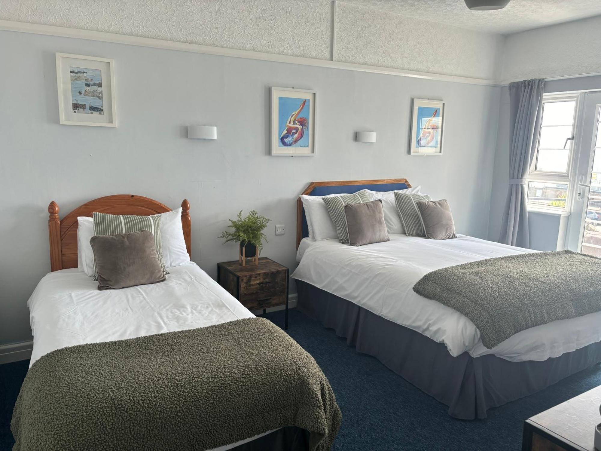 The Yacht Inn 펜젠스 외부 사진